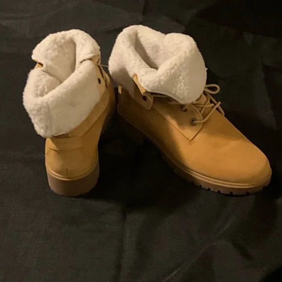 Timberland Brown Boots with Cream Fur - Picture 6 of 6
